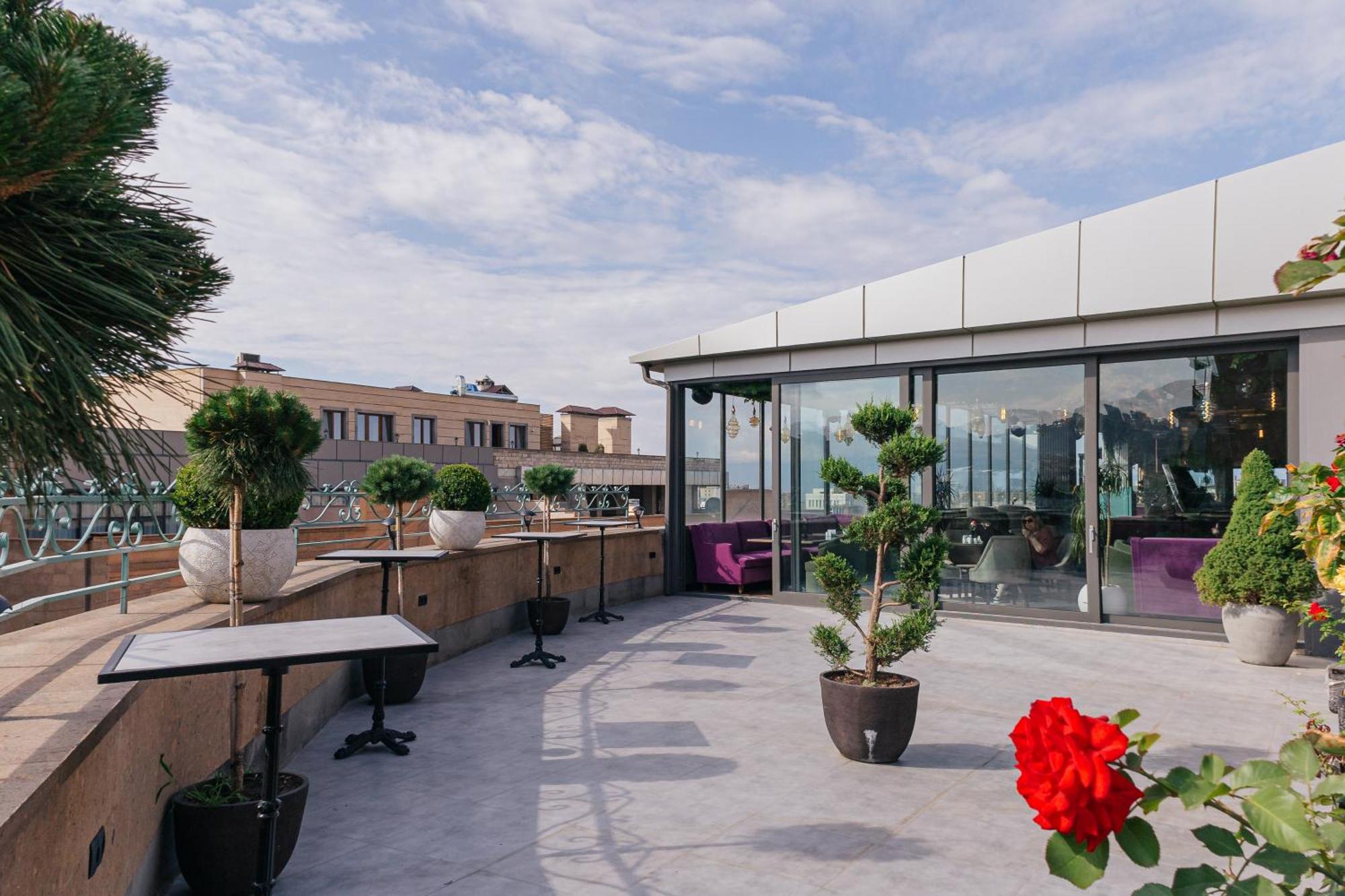 Paris Hotel Yerevan Exterior photo