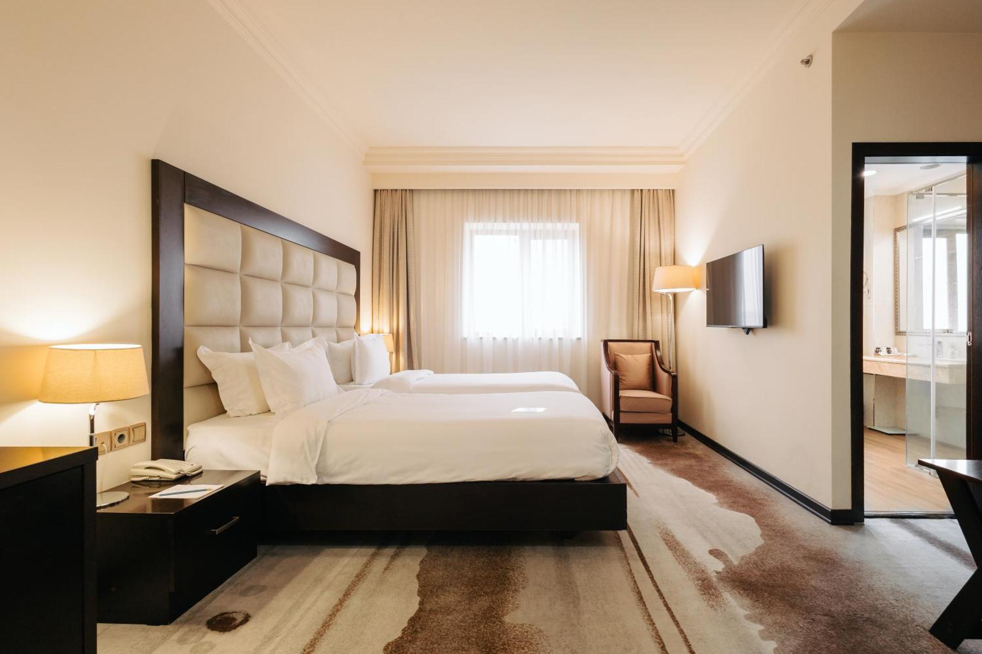 Paris Hotel Yerevan Exterior photo