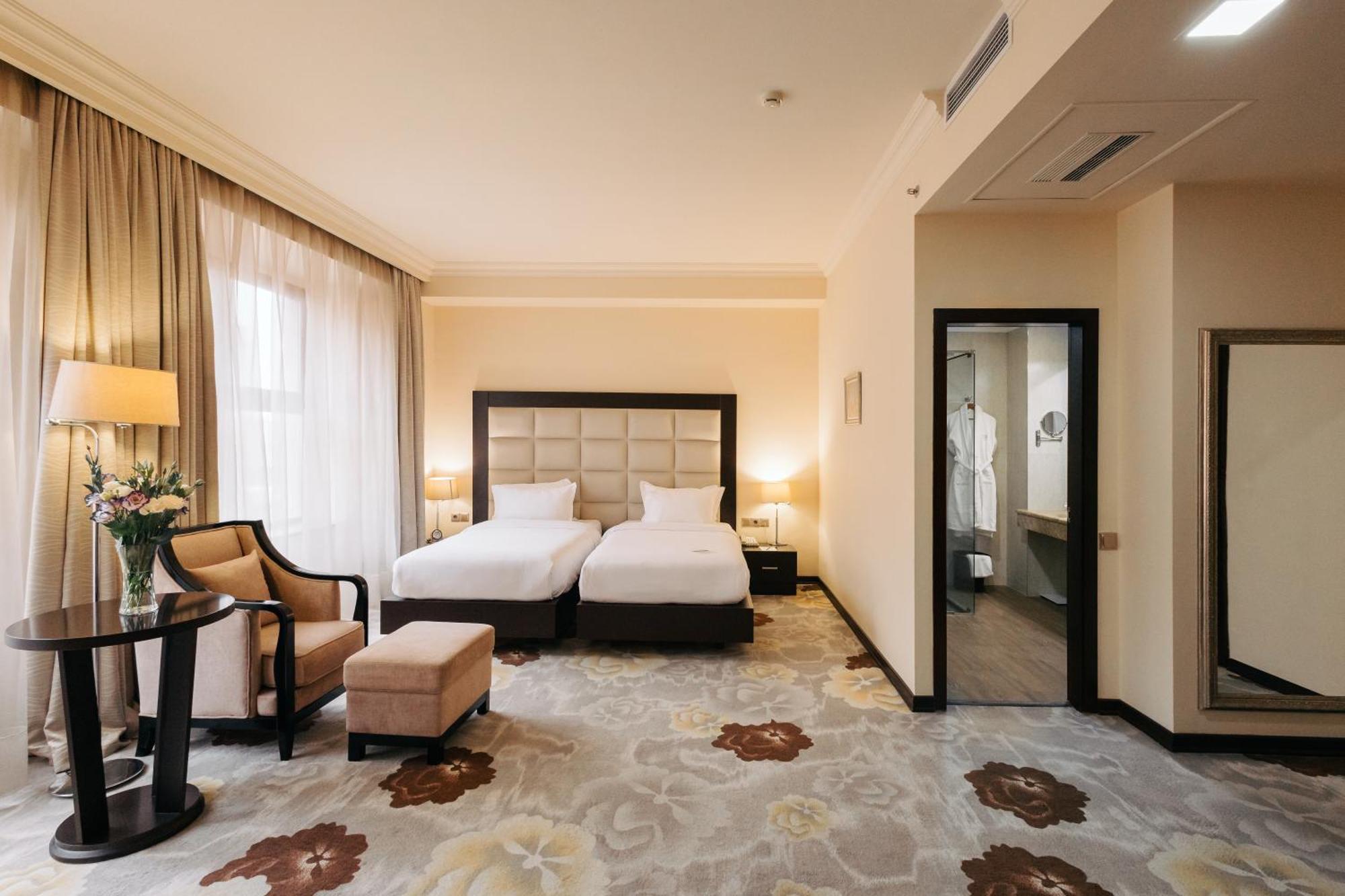 Paris Hotel Yerevan Exterior photo